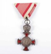 FRANZ-JOSEPH-ORDEN, Verdienstkreuz in Silber mit Krone, silberne und emaillierte Fertigung, Bandring