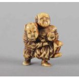 NETSUKE ZWEI KARAKO, Hirschhorn, sehr fein geschnitzt und graviert, schöne glänzende Patina, zwei