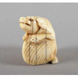 NETSUKE WELPE AUF AWABI-MUSCHEL, Elfenbein, fein geschnitzt und gravierte Details, B 4, Altersrisse,