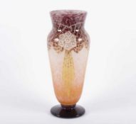 ART DECO-VASE, farbloses Glas, opakweiße und roséfarbene Pulvereinschmelzungen, Überfang violett und