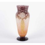 ART DECO-VASE, farbloses Glas, opakweiße und roséfarbene Pulvereinschmelzungen, Überfang violett und