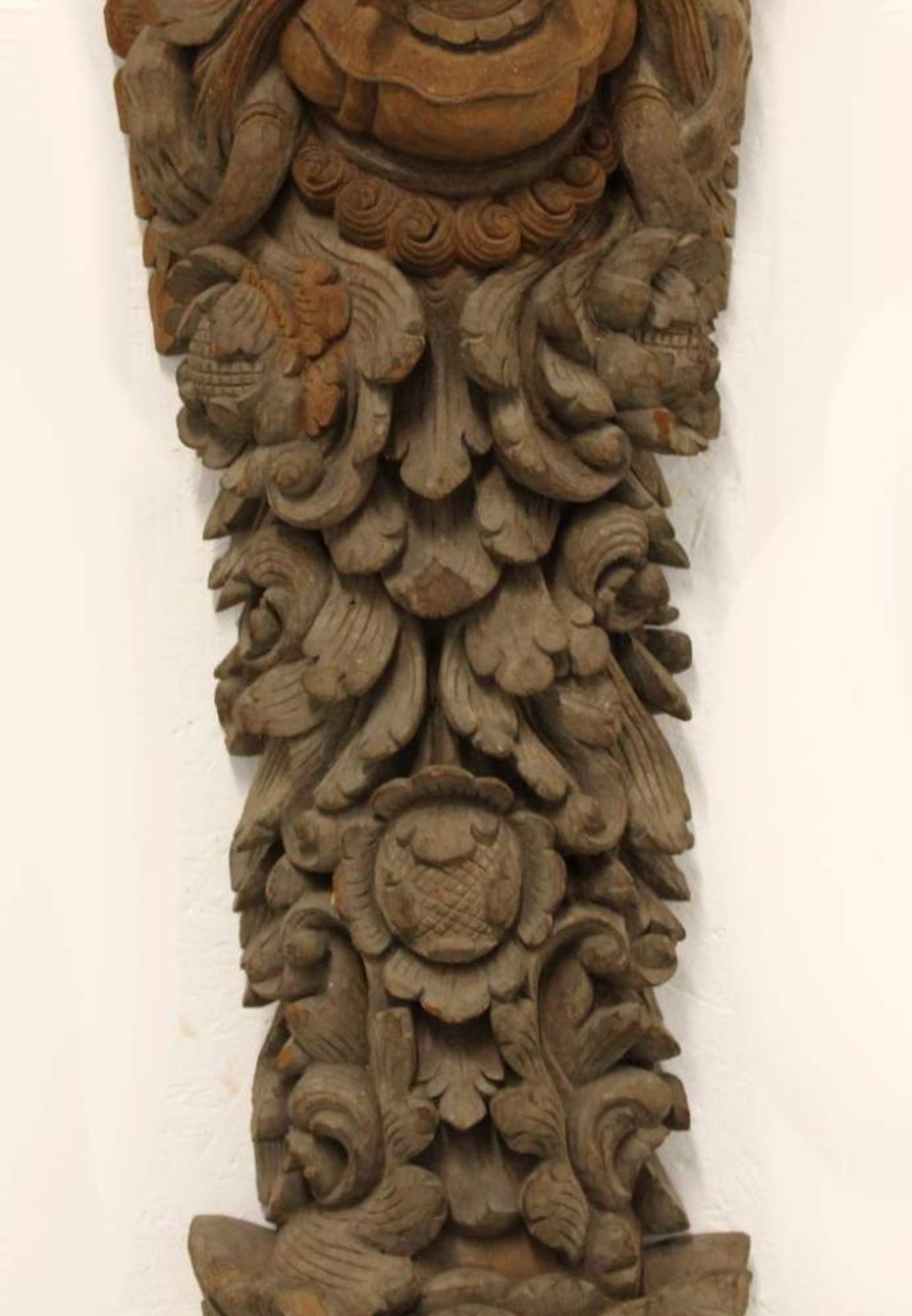 Indonesische Balkenstütze - Gottheit - Bali Fein beschnitzte Holzstehle, vollplastische florale - Bild 3 aus 4