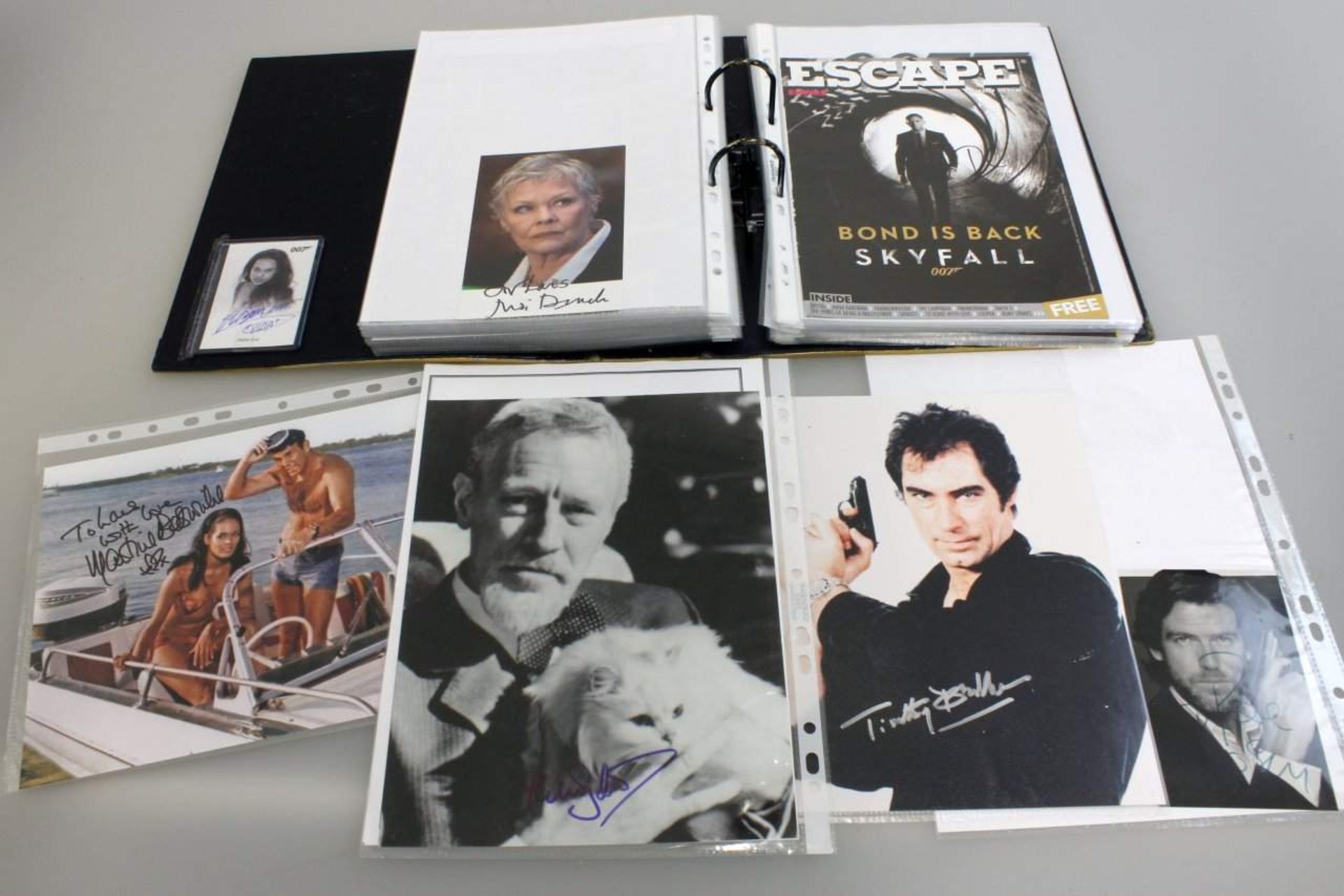 Autographensammlung James Bond "007" 1964-2002 Ca. 90 Autographen der James Bond-Darsteller bzw. der - Bild 2 aus 7