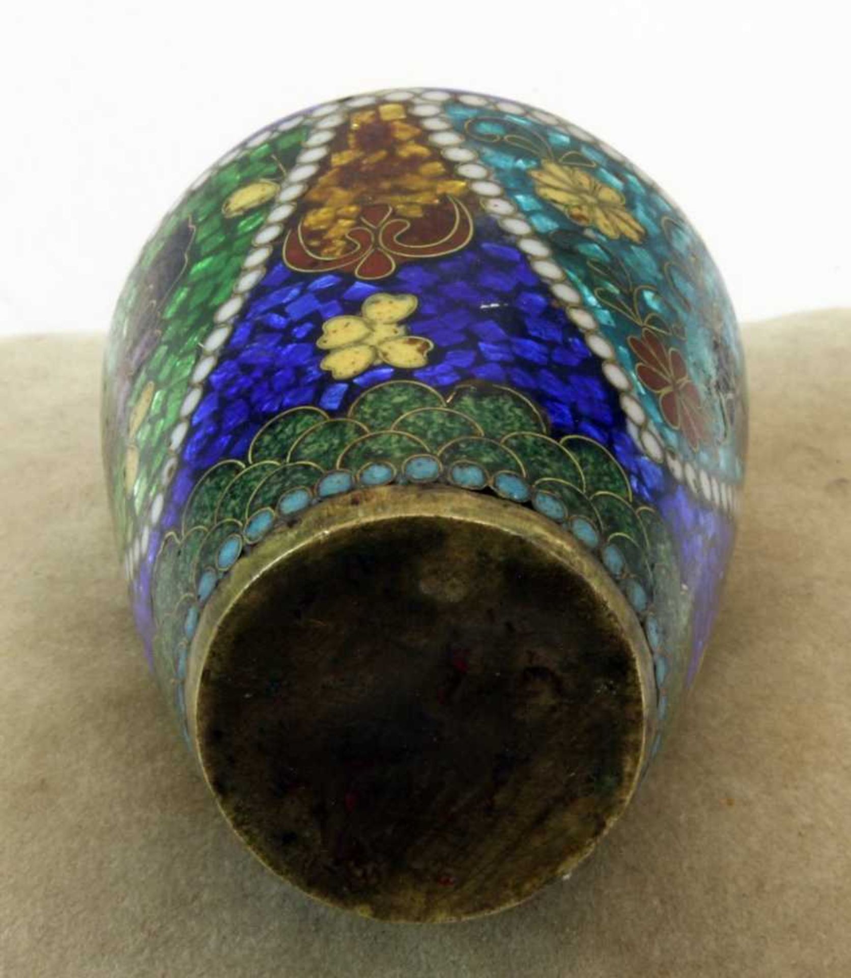 Cloisonné Miniaturvase China Mit ornamentalem Blumendekor, dreieckige Kartuschen, polychromer - Bild 6 aus 6