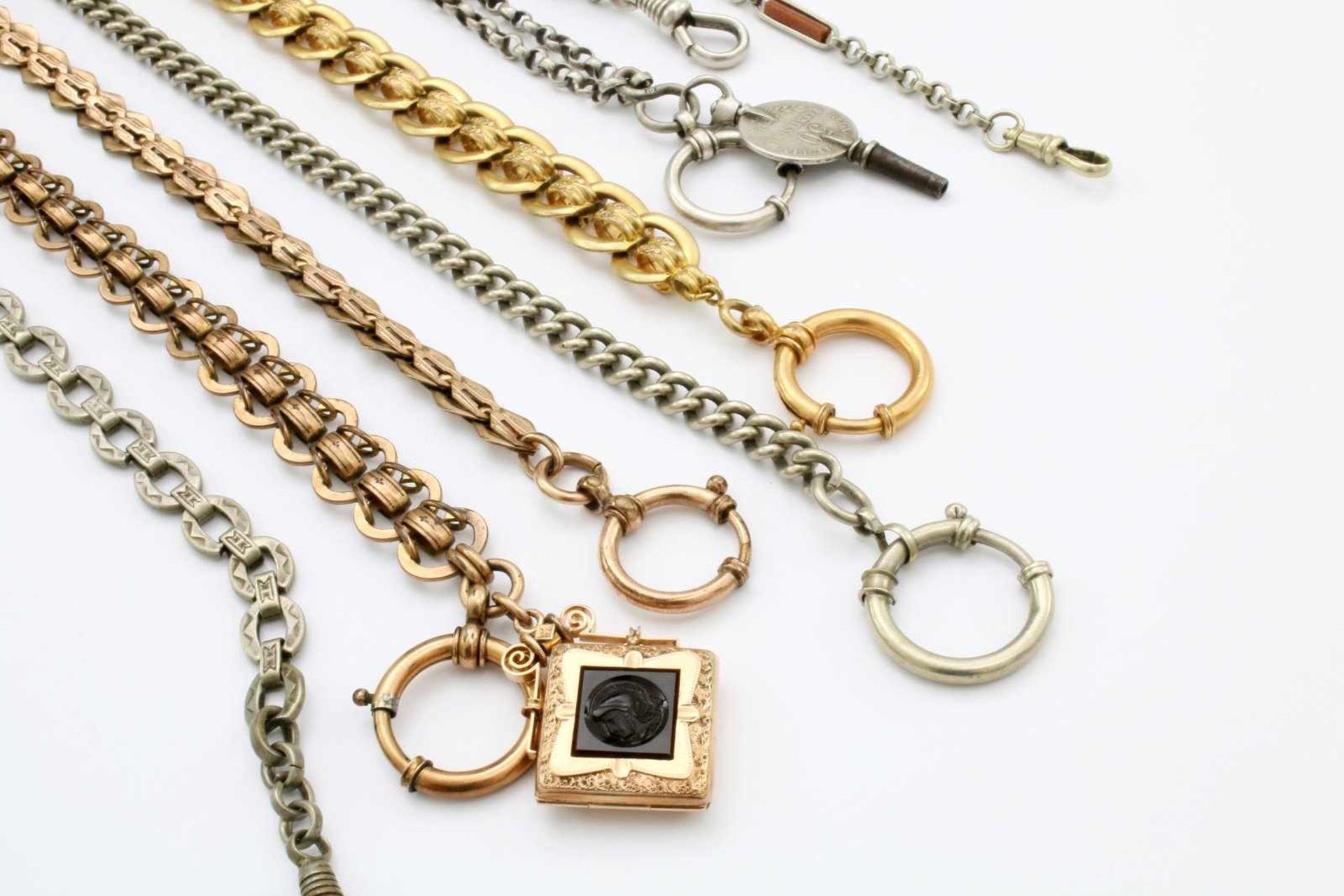 7 Taschenuhrenketten um 1900 Diverse Metallketten, tw. vergoldet, tw. Silber, TU-Schlüssel - Bild 2 aus 3