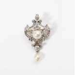 A 14 carat gold Belle Époque brooch/pendant with diamonds and pearls Circa 1905 The stylised