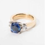 An 18 carat bi-colour gold ring with diamond and sapphire The Netherlands, late 20th century The