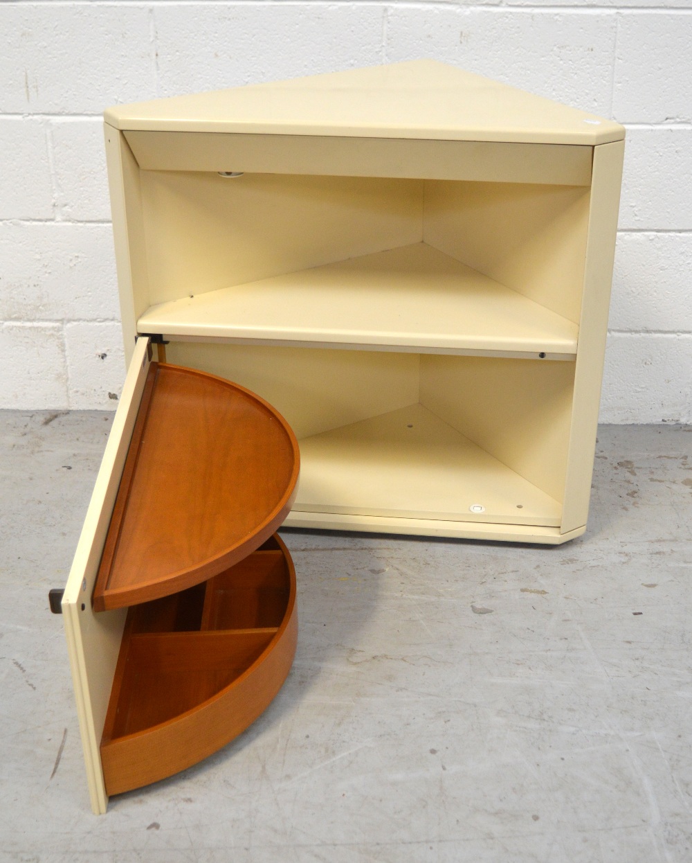 A retro cream Interlübke corner cabinet with fitted interior, width 75cm. - Image 2 of 2