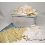 A quantity of vintage linen and lace.