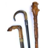 A carved horn handled walking stick in the form of a horse's hoof, with gnarled shaft, length 89cm,