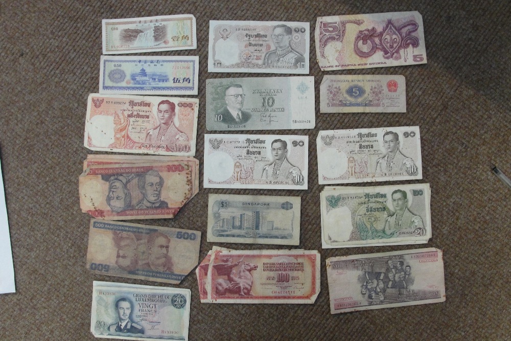 A quantity of foreign coins and notes, including notes from Papua New Guinea, Finland, Singapore, - Image 3 of 3