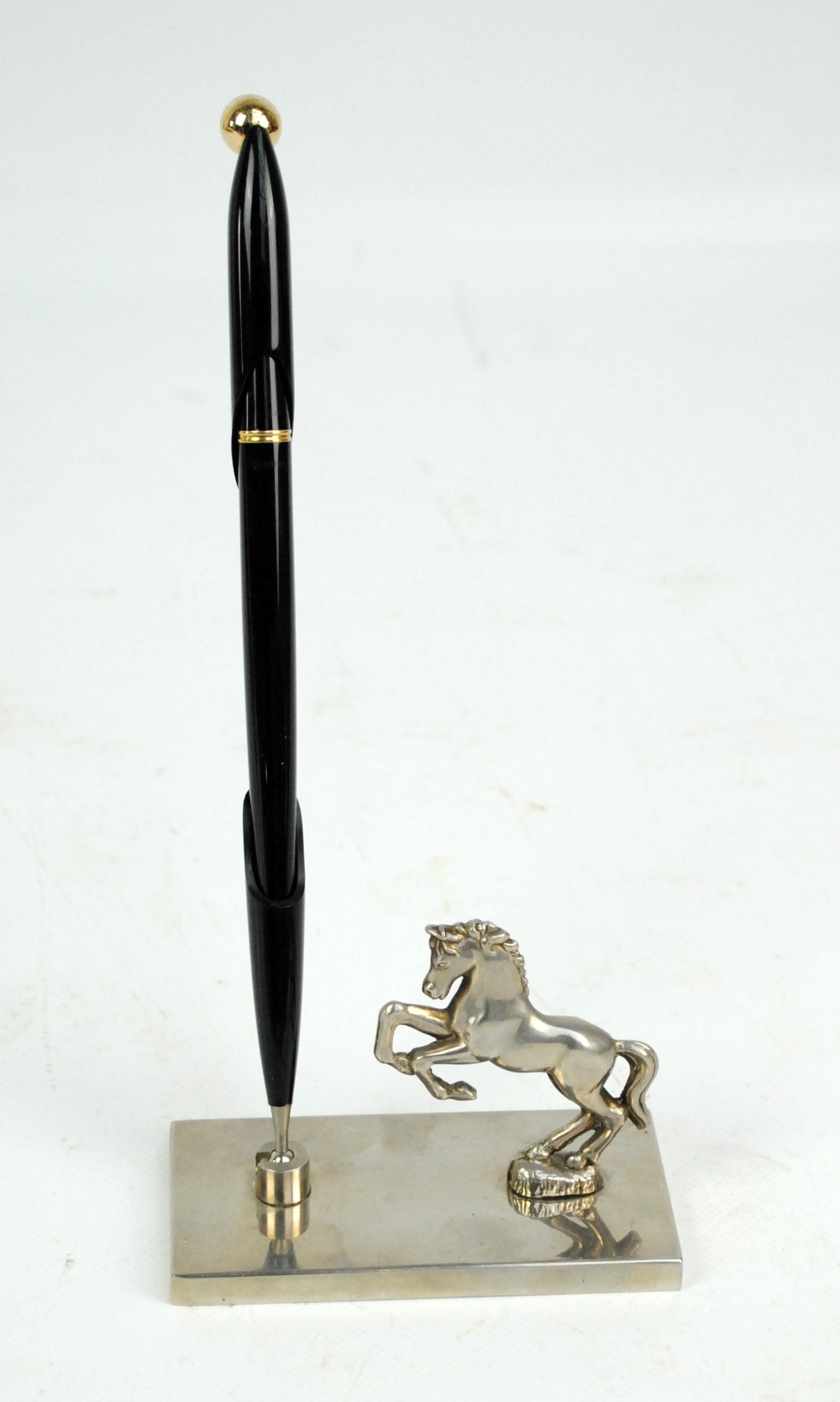 A boxed Parker fountain pen with pen stand cap,