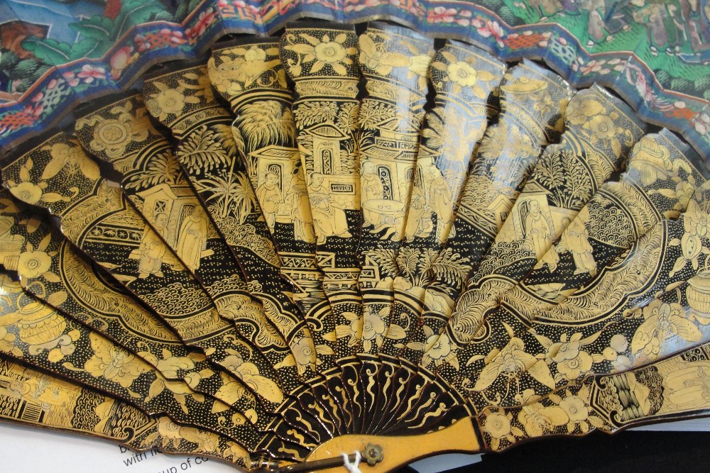 A late 19th century 'Mandarin Hundred Faces' fan with black lacquer and gilt guards and sticks - Image 8 of 9