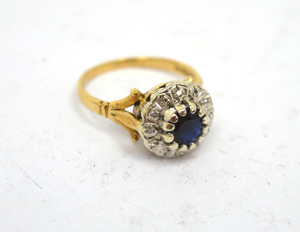 A 9ct yellow gold cluster ring,