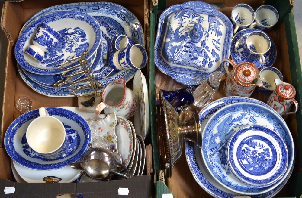 A quantity of willow pattern blue and white ceramics to include late 19th century loop-handled cups