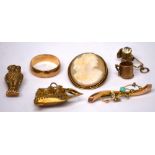 A quantity of gold jewellery and charms to include a 9ct yellow gold charm of a galleon,