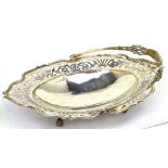 An Edward VII hallmarked silver swing-handled basket with filigree rim decoration, London 1905,