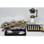 A quantity of silver plate to include set of plated cutlery, in King's pattern,