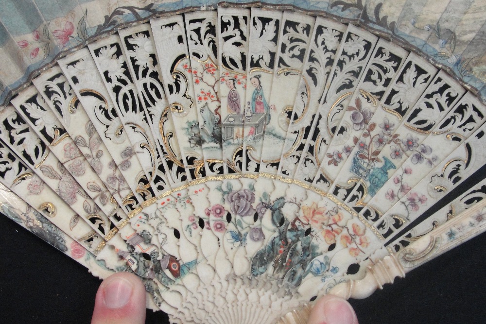 A late 19th/early 20th century fan with paper leaf decorated with a watercolour depicting a - Image 4 of 10