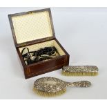 An Edwardian mahogany and inlaid jewellery box containing a small group of costume jewellery,