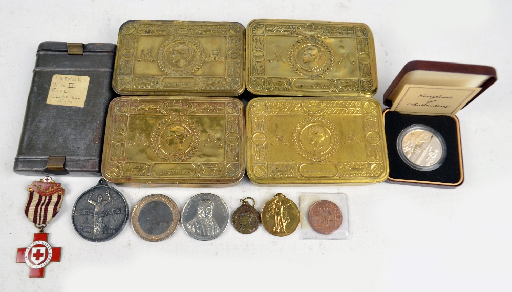 A collection of militaria comprising four Christmas 1914 tins, a WWI Victory Medal, Queen's Reg.