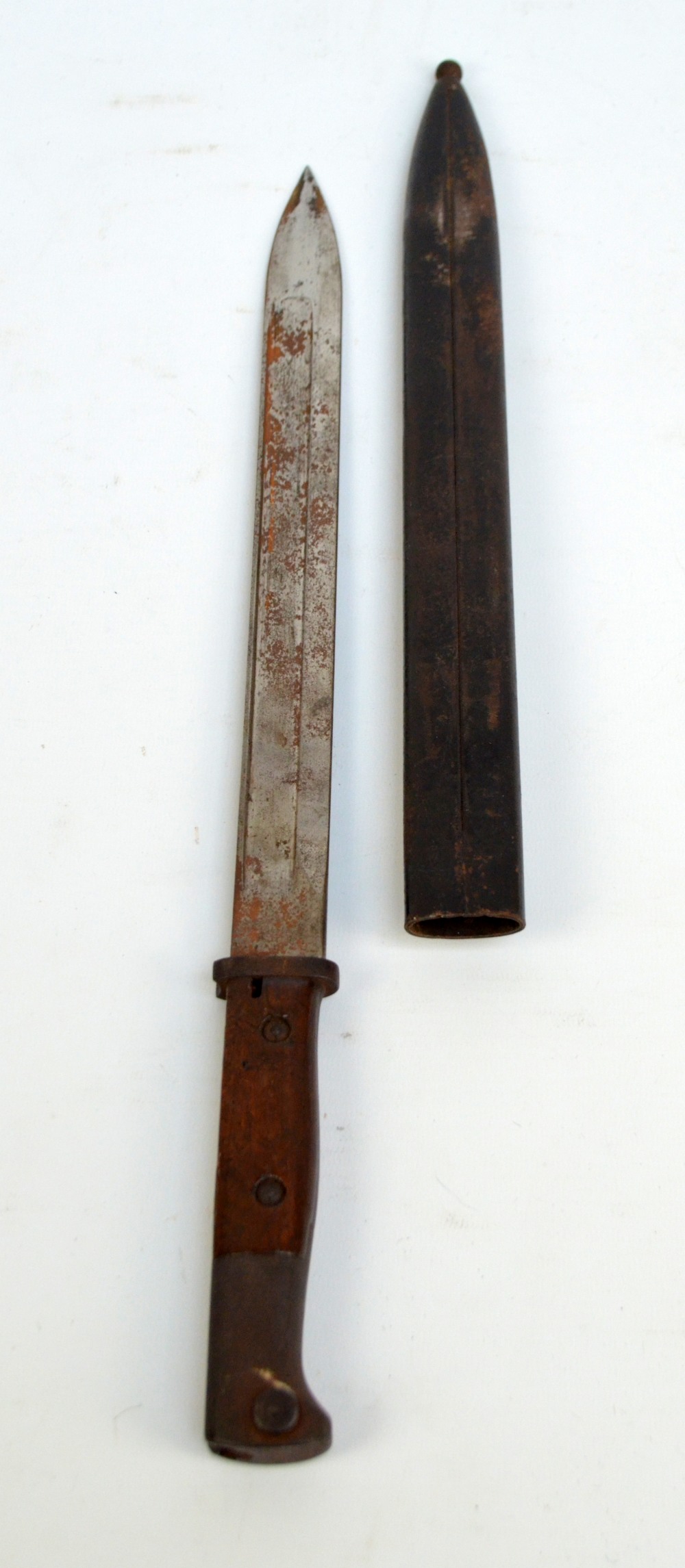 A WWI period bayonet with metal scabbard, length 47cm.