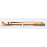 A 9ct rose gold bar brooch modelled as a gold club centred with a cultured pearl, length 6cm,