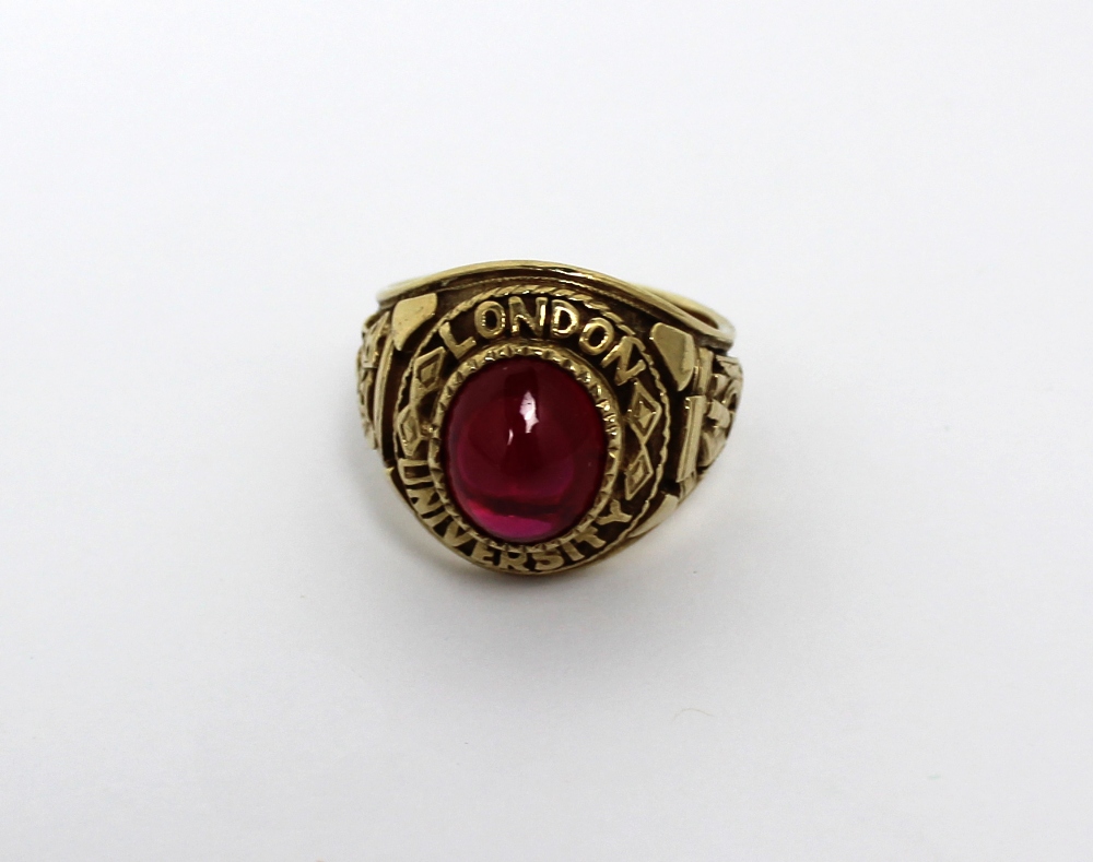 A 9ct gold gentlemen's dress ring inscribed 'London University' with coat of arms to shoulders and