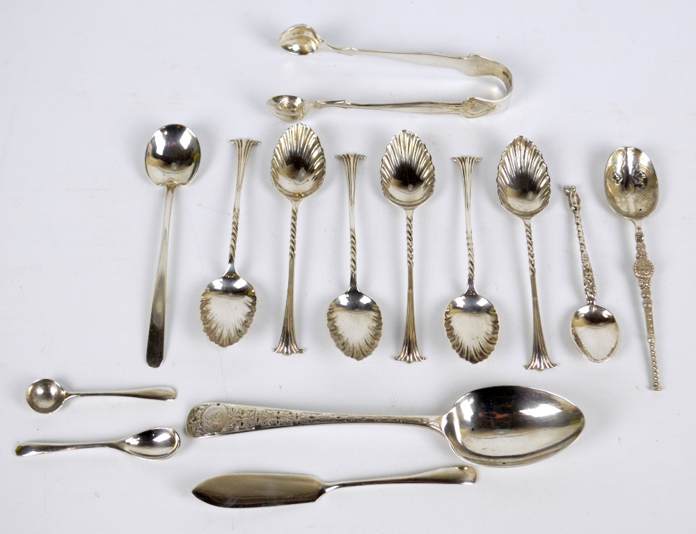 A set of six Edwardian hallmarked silver Onslow pattern teaspoons with shaped bowls, Chester 1904,