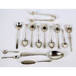 A set of six Edwardian hallmarked silver Onslow pattern teaspoons with shaped bowls, Chester 1904,