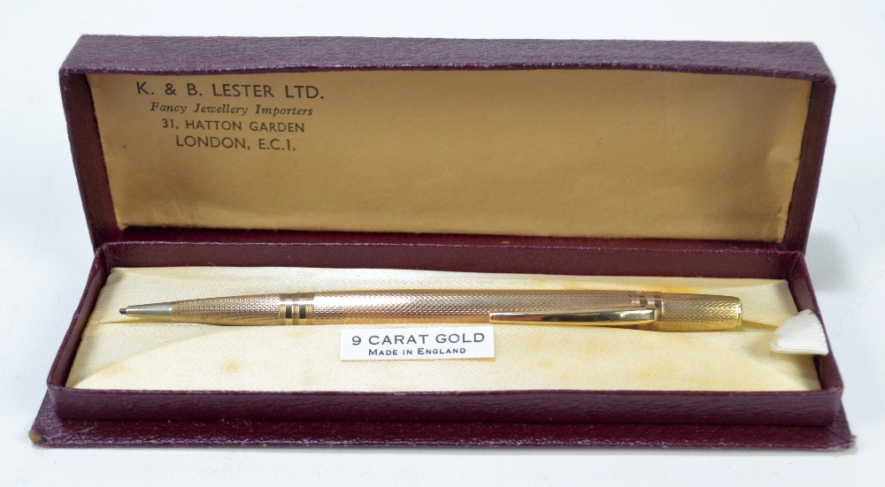 A 9ct yellow gold engine turned decorated 'life-long' propelling pencil, 12cm.