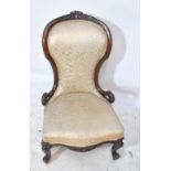 A Victorian walnut spoon back lady's chair with serpentine apron, cabriole legs to castors.