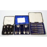 A quantity of boxed hallmarked silver items comprising a set of six Onslow pattern teaspoons with