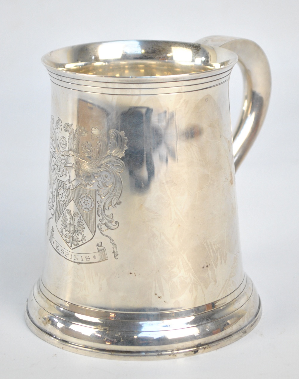 WAKELY & WHEELER; a George V hallmarked silver tankard of plain tapering form,
