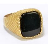 A 9ct yellow gold gentleman's signet ring set with vacant black onyx cartouche, size Q, 6.6g.