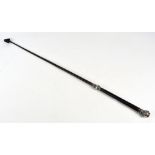 A riding crop with white metal mounts, length 88cm.