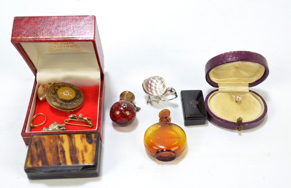 A group of collectors' items to include two 19th century snuff boxes, one with turtle shell set lid,