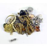 A mixed quantity of jewellery to include a Victorian gold plated and enamelled mourning brooch with