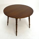 A reproduction oak circular table on turned legs, diameter 92cm.