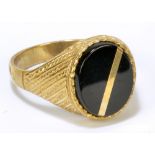 A 9ct yellow gold gentleman's signet ring set with vacant oval black onyx cartouche, size U, 5.5g.