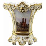 Ziervase "Basel" Um 1850. Porzellan mit Reliefornamentik, reicher Ziervergoldung und polychromer