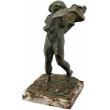 Zierfigur "Putto mit Schwein" Anfang 20. Jh. Dunkel patinierte Bronzeskulptur. Undeutlich