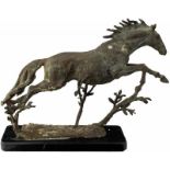 Bronzefigur "Wildpferd" 20.Jh. Patinierte Bronze. Auf dem Rasensockel unleserliche Signatur. Auf