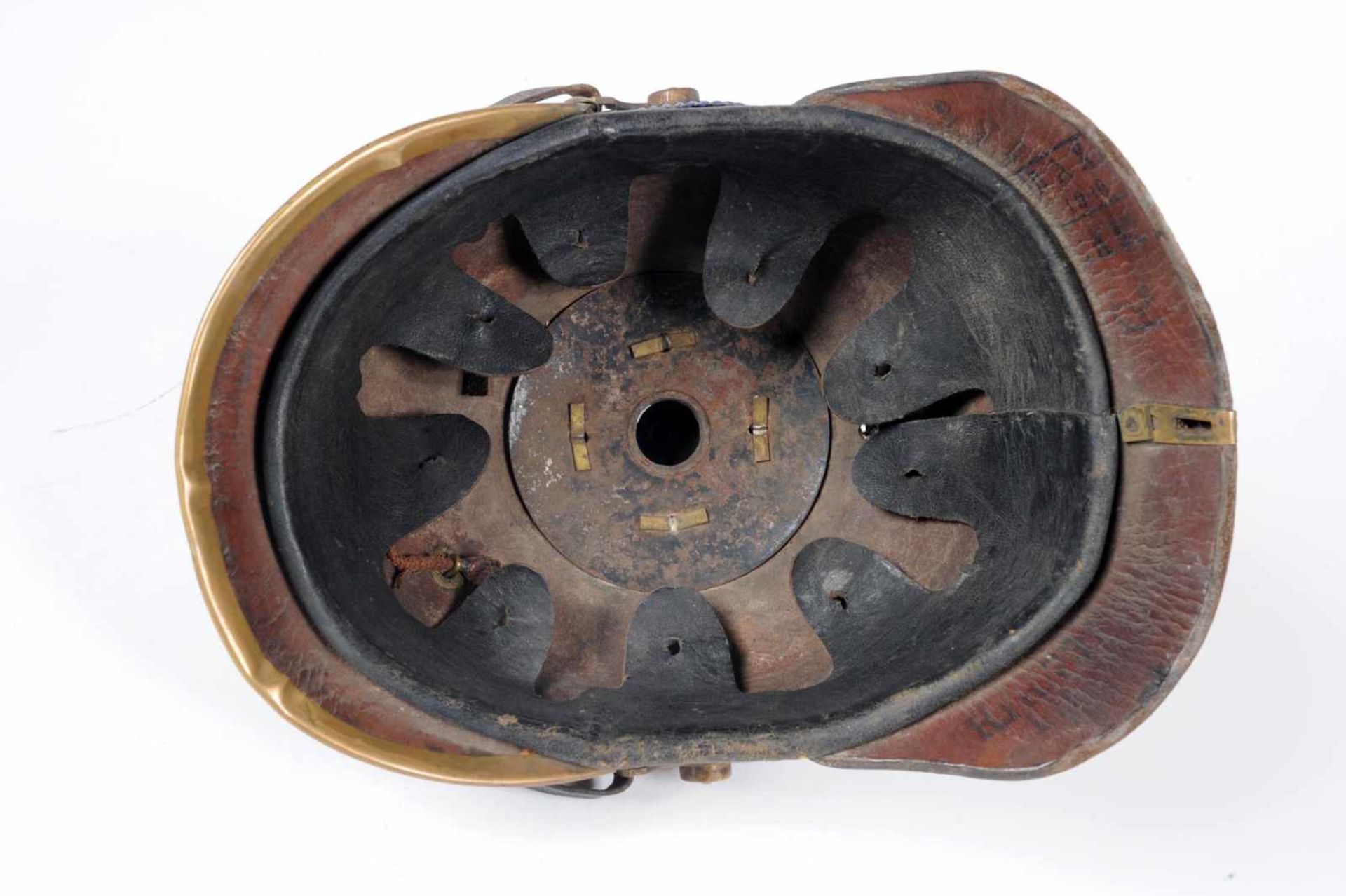 Brunswick. Casque troupe mod 95, bombe patinée, bel intérieur, complet de ses cocardes et de sa - Bild 3 aus 5