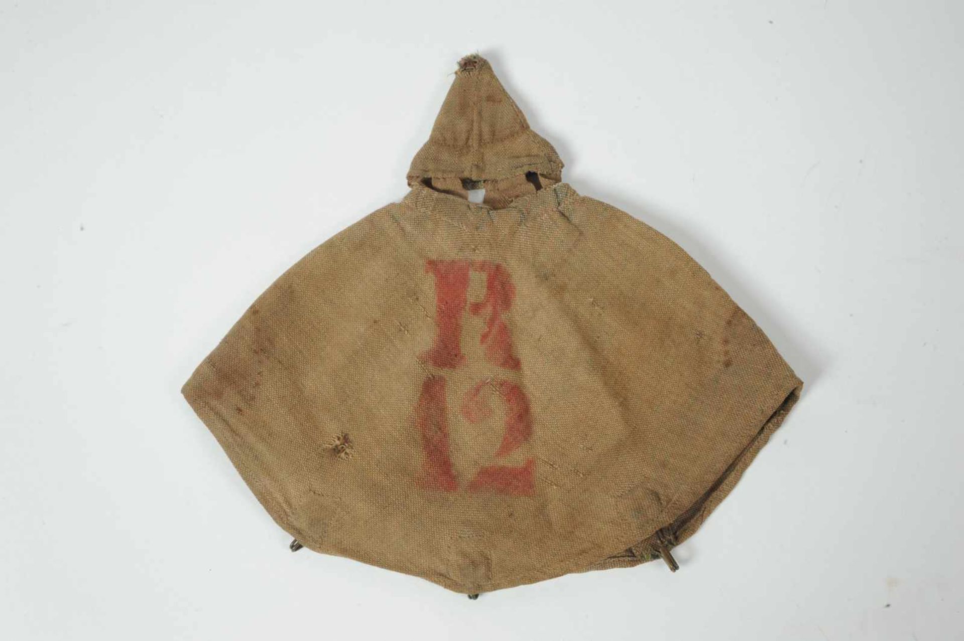 Couvre casque à pointe mle 1895, marqué R 12 au pochoir rouge, tamponné JR 12 et RJR 12, 1914. BE