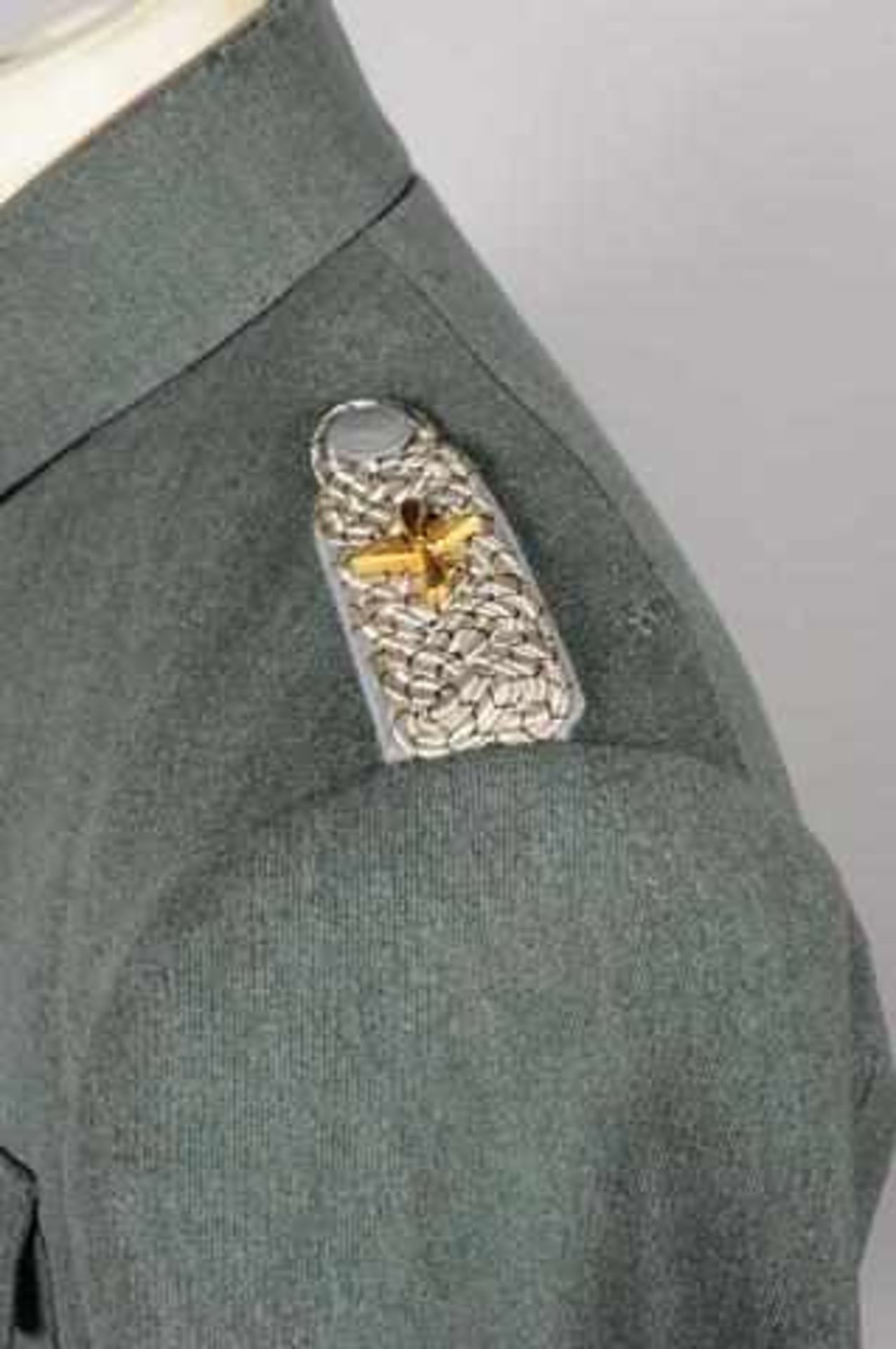 Allemagne. Veste d’officier en gabardine feldgrau, modèle avec deux poches de poitrine et deux - Bild 2 aus 3
