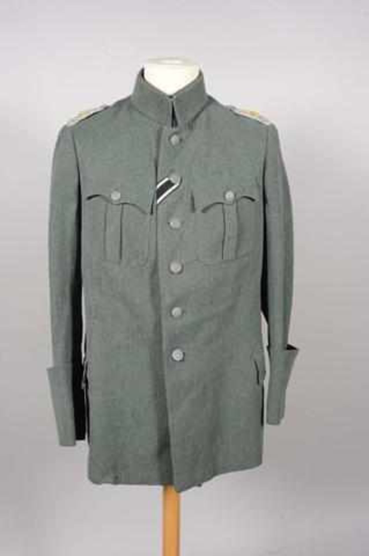 Allemagne. Veste d’officier en gabardine feldgrau, modèle avec deux poches de poitrine et deux