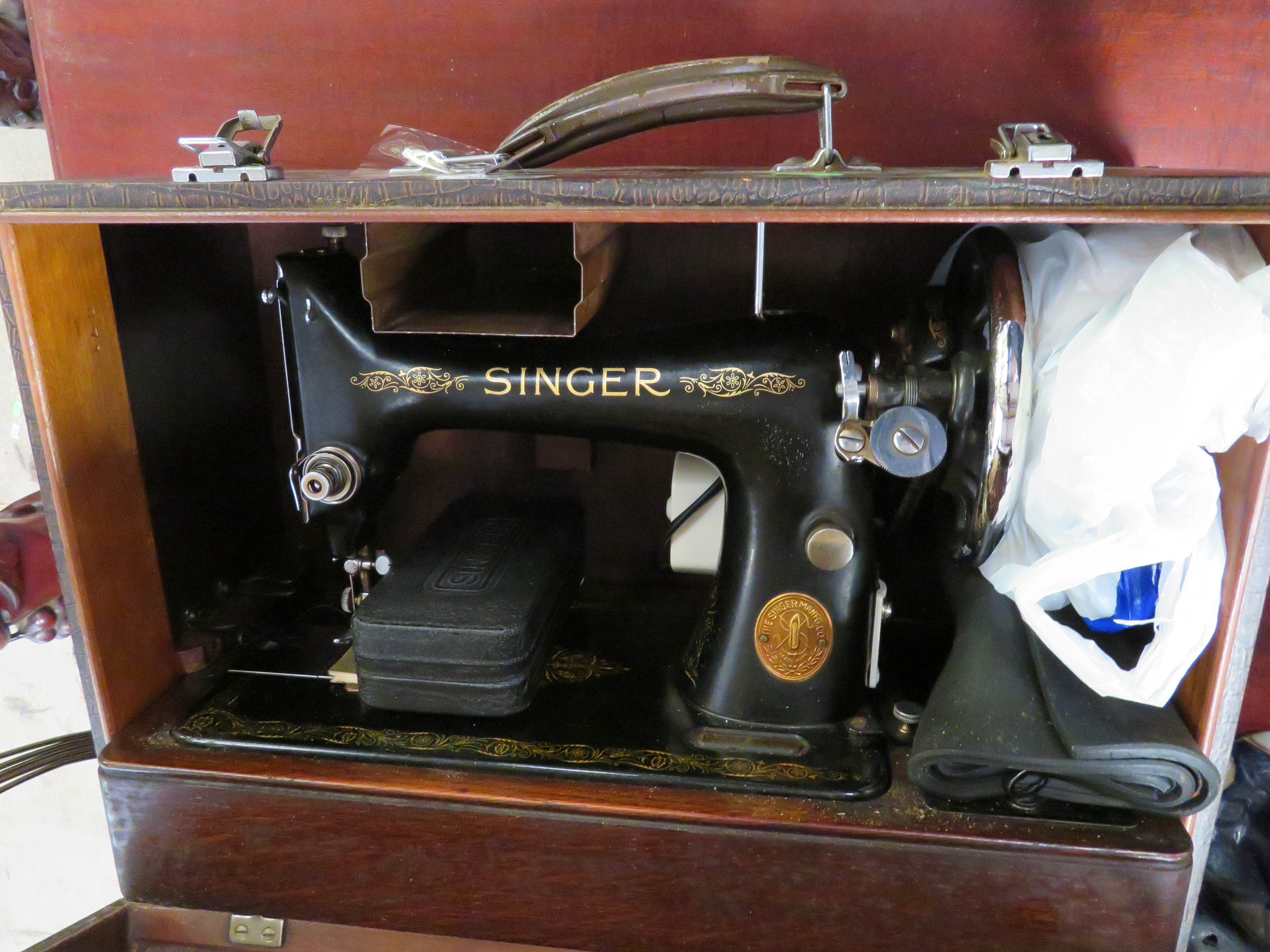 Singer Sewing machine - Image 2 of 3