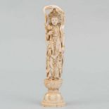 "Guanyín" Figura escultórica en marfil tallado. Trabajo Japonés, Finales del Siglo XIX/XX. Destaca