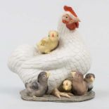 "Gallina con pollitos" Grupo escultórico en porcelana china. Trabajo Chino, Siglo XX. Marca en la